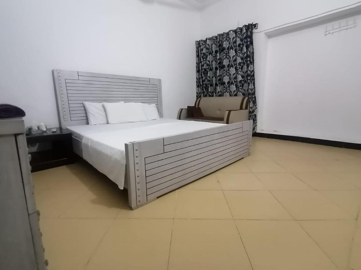 Lux Lounge Guest House イスラマバード エクステリア 写真