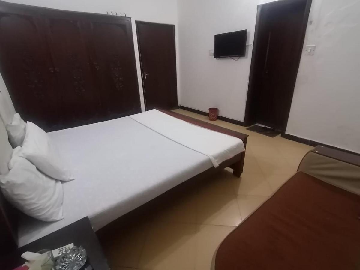 Lux Lounge Guest House イスラマバード エクステリア 写真
